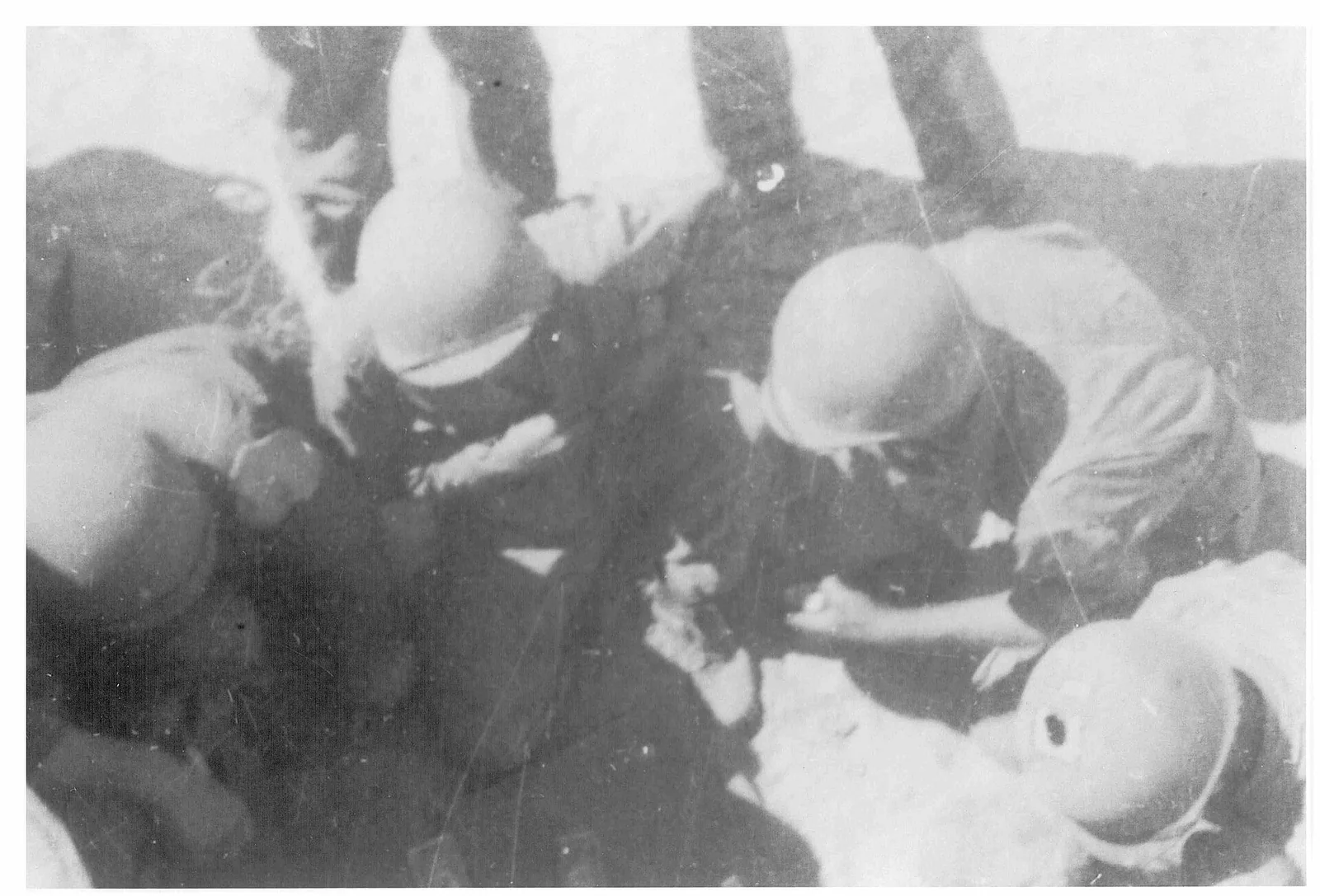 Groupe de soldats assis en cercle et jouant aux cartes en plein air