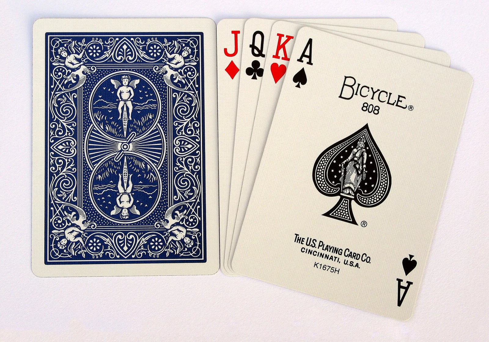 Cartes à jouer rouges et noires étalées en éventail sur une table
